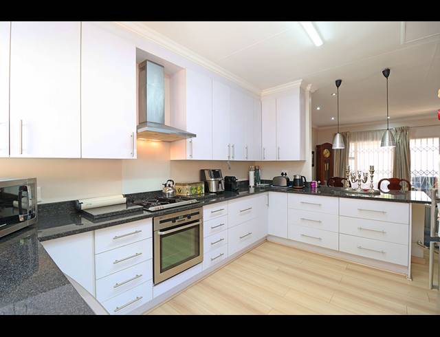 3 BEDROOM SECTIONAL TITLE FOR SALE IN HIGHLANDS NORTH
